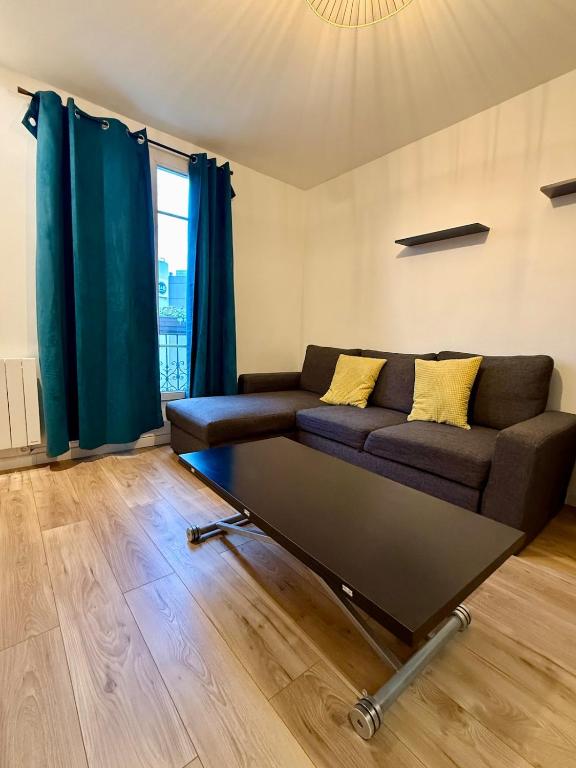 Modern Bright 2 bedroom Apartment Paris 17