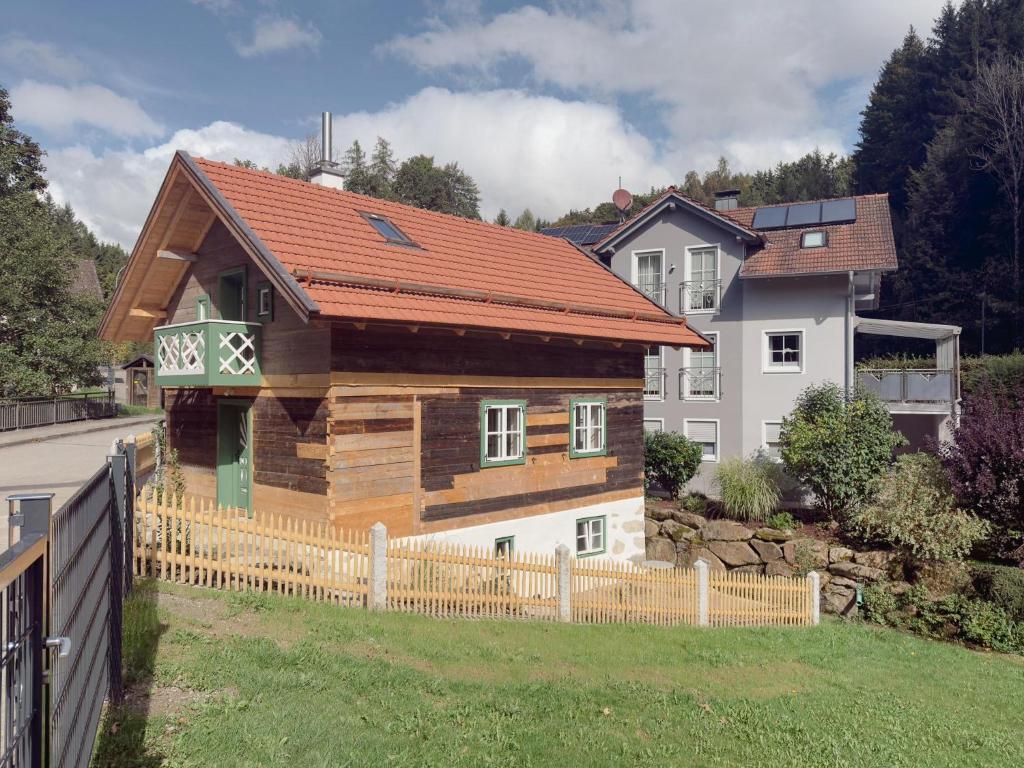 a house with a wooden fence in a yard at Altes Zollhaus in Neukirchen