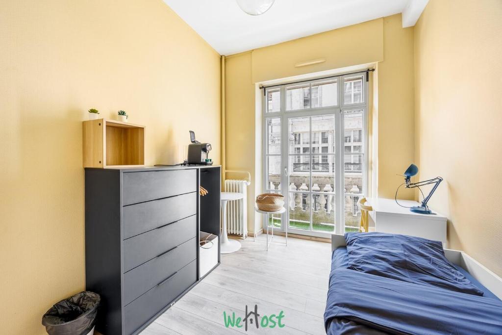 a small bedroom with a bed and a window at Studio bien équipé à Besançon in Besançon