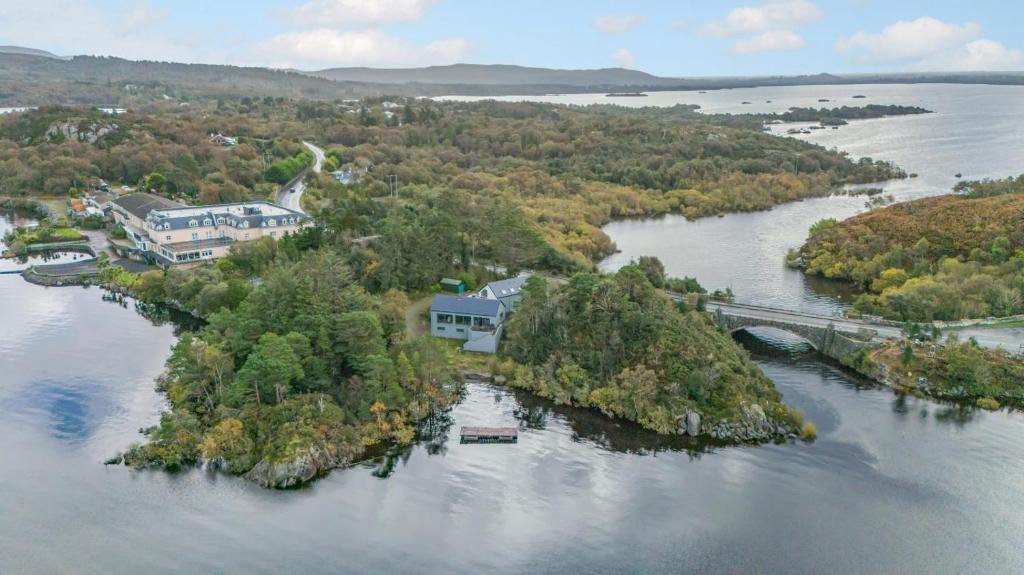 an island in the water with houses and a bridge at 3 Bed in Pontoon oc-i525 in Pontoon