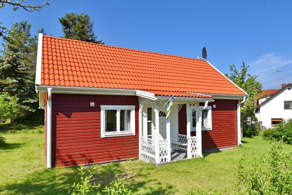 a red tiny house with an orange roof at "Lönnebo" in Lönneberga