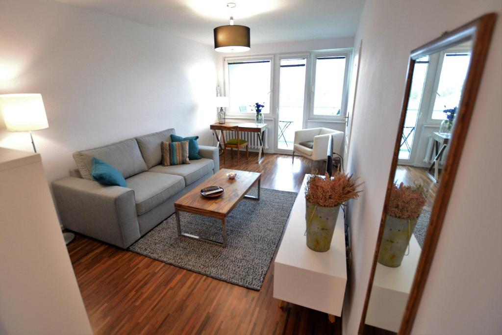 uma sala de estar com um sofá e uma mesa em Quantic Apartment em Varsóvia