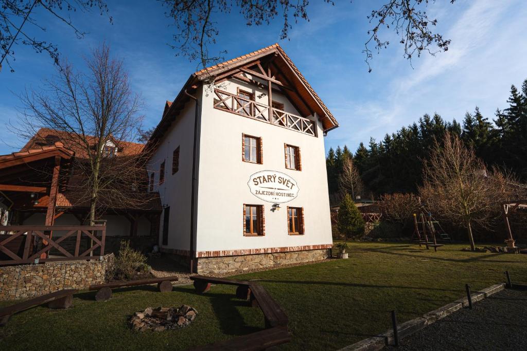 a building with a sign on the side of it at Starý Svět in Wotitz