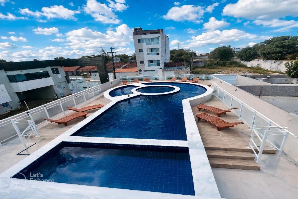 a swimming pool on the roof of a building at Apto elegante no Catolé 77 in Campina Grande