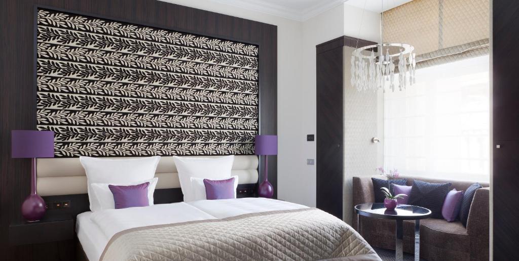 Postel nebo postele na pokoji v ubytování Steigenberger Icon Grandhotel Handelshof Leipzig