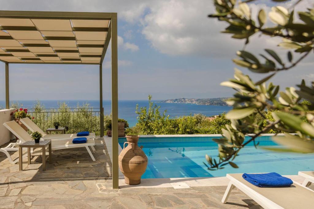 Villa Magdalani, breathtaking views across Lourdas Bay