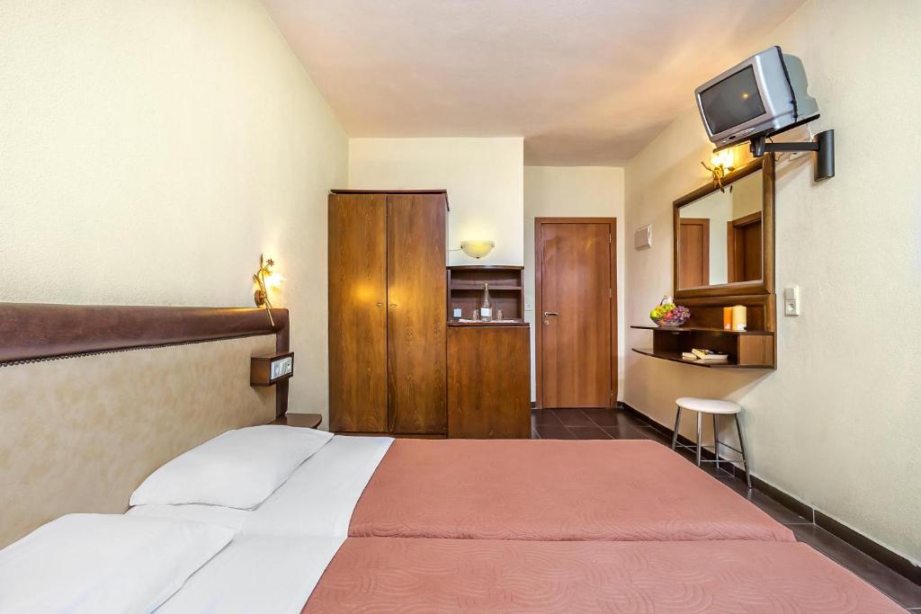 A bed or beds in a room at Elinotel Polis Hotel