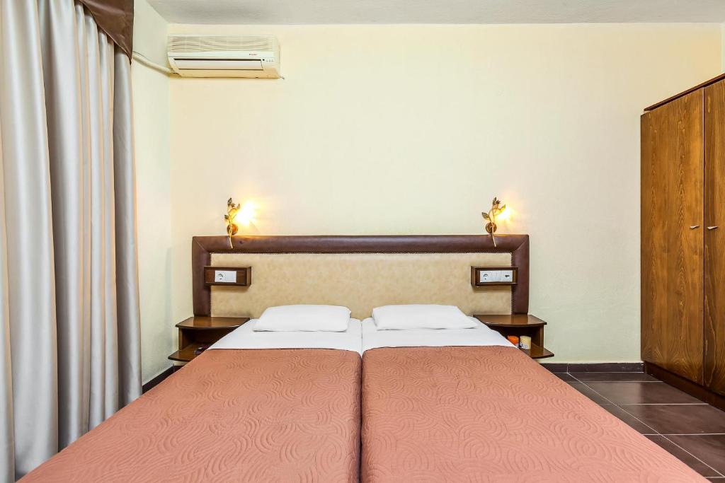 A bed or beds in a room at Elinotel Polis Hotel