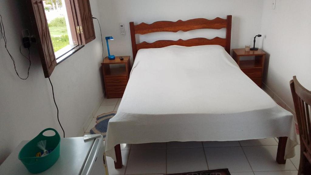 a bedroom with a large bed in a room at Casa Rosa da Ilha - Suíte com Ar-condicionado e Jardim Amplo in Vera Cruz de Itaparica