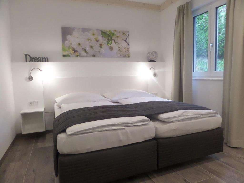 un letto in una camera da letto con due luci accese di Ferienhaus Marianne a St. Wolfgang