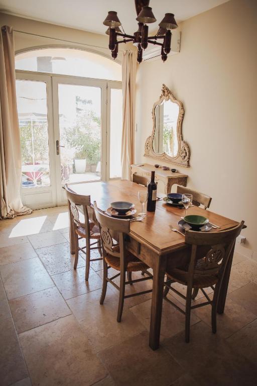 Fotografie z fotogalerie ubytování Ancienne Maison des Gardes v destinaci Lourmarin