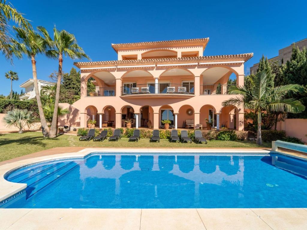 Holiday Home Luxuriöse Villa mit beheiztem Pool und Whirlpool by Interhome