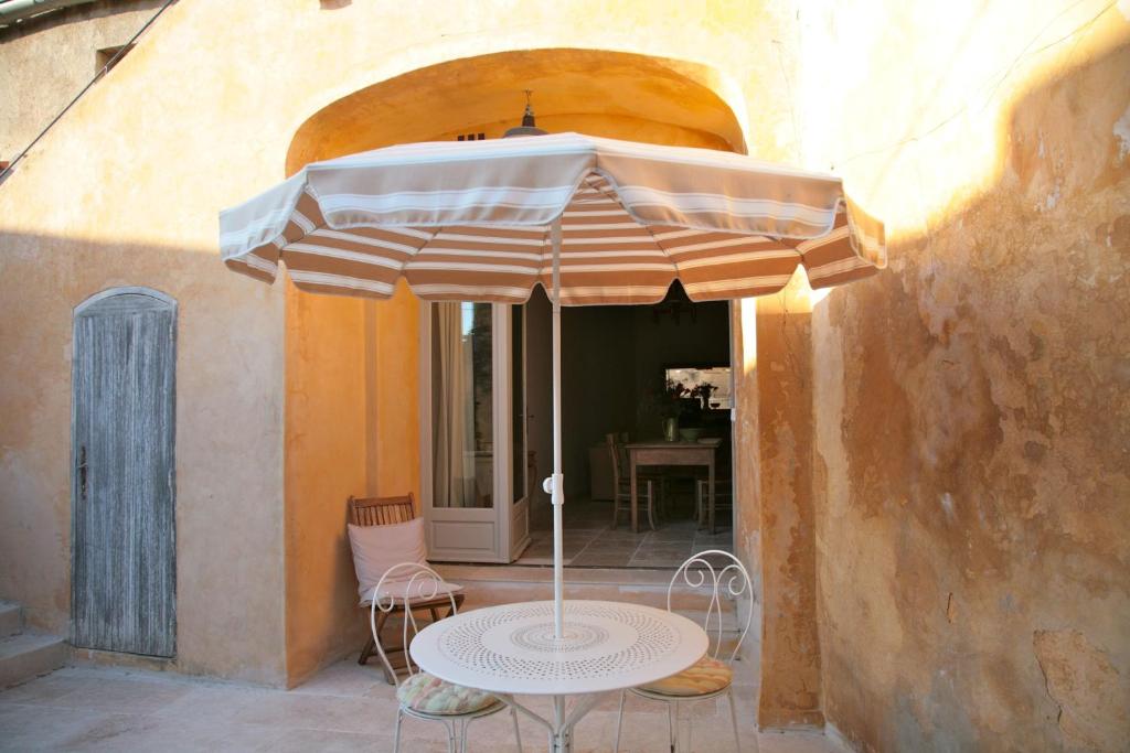 Patio nebo venkovní prostory v ubytování Ancienne Maison des Gardes