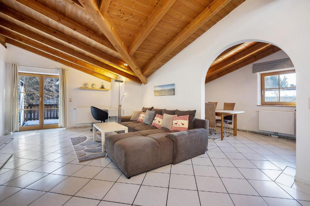 a living room with a couch and a table at Schnitzer Ferienwohnung in Görisried