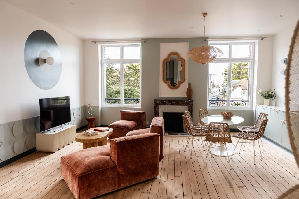 a living room filled with furniture and a fireplace at Villa Chantereine in Cabourg