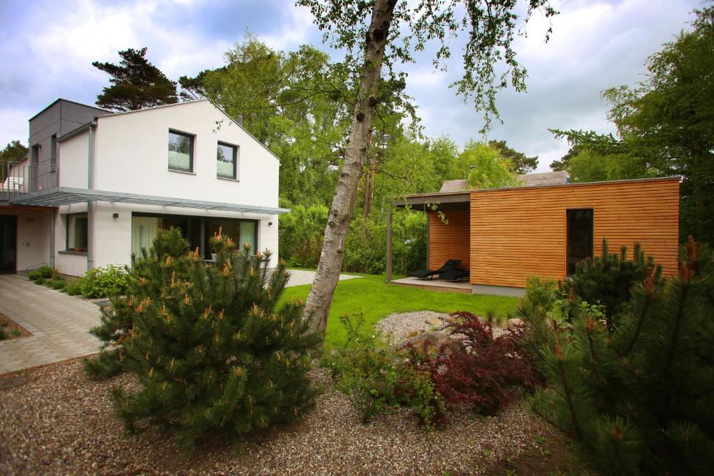 a home with a white and wooden house at "Strandhus Finka" in Dierhagen