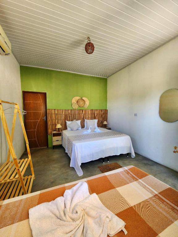 ein Schlafzimmer mit einem Bett und grünen Wänden in der Unterkunft Pousada Recanto da Gê in Buíque