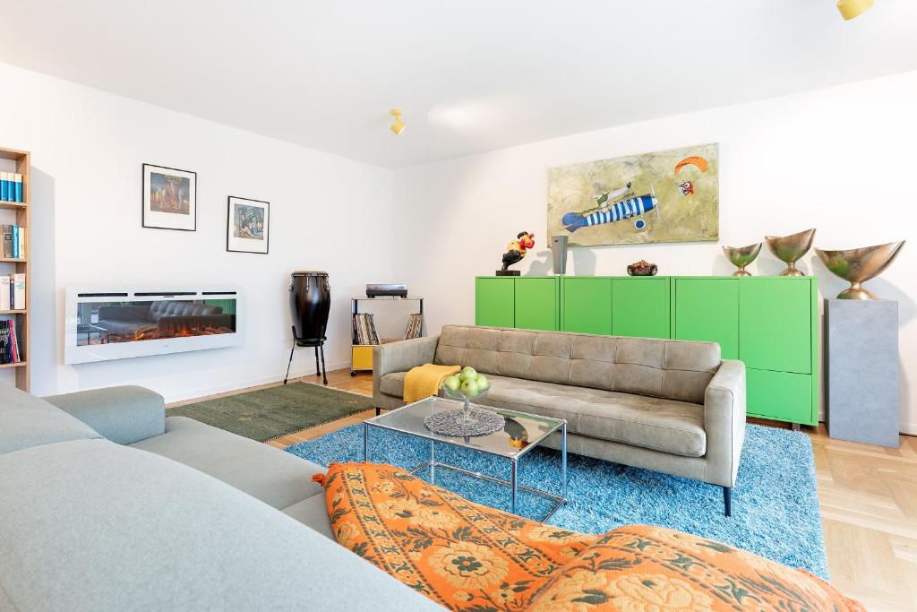 a living room with a couch and a green cabinet at Ostseeschwimmerin in Schönberg