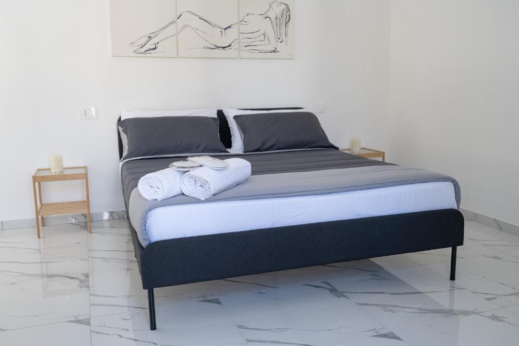 a bedroom with a bed with two towels on it at Renna's in Grammichele