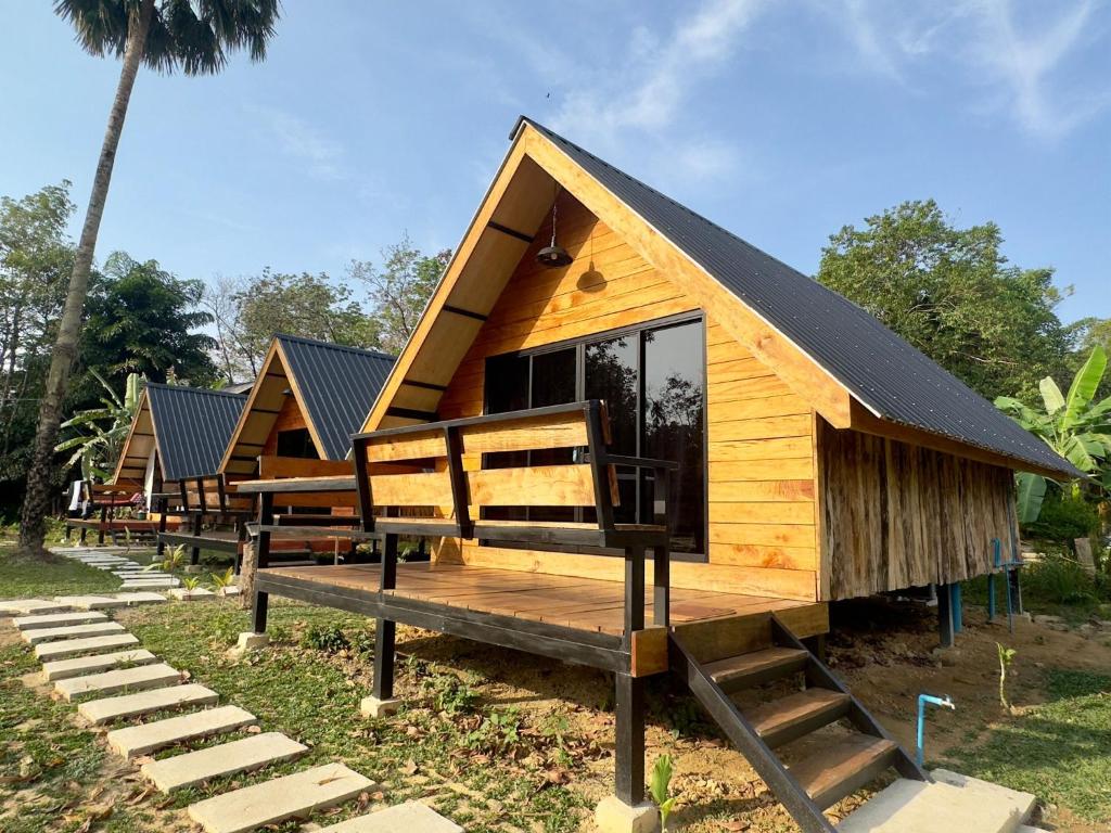 a row of lodges lined up in a row at Phayam Paradise Resort in Ko Phayam