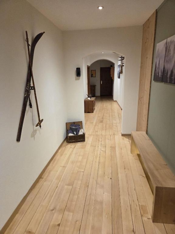 a hallway with a wooden floor in a room at Chasa Bellavista in Ardez