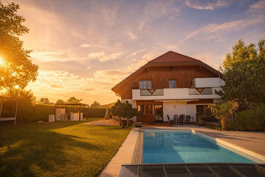 a house with a swimming pool in the yard at Villa mit Pool und Garten in Thalheim bei Wels