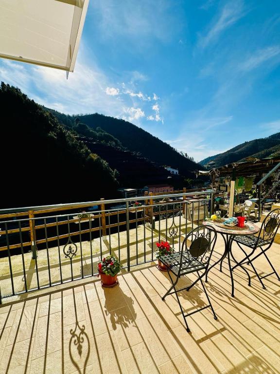 a patio with a table and chairs on a balcony at Dimora Rosella in Tramonti