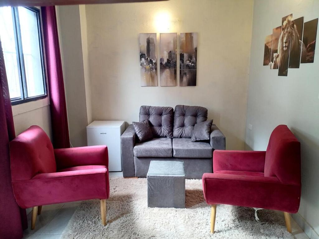 a living room with a couch and two chairs at Cozy apartment close to everything in Asunción