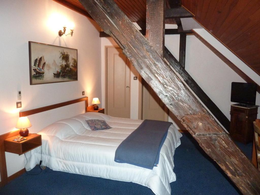 a bedroom with a large bed in a attic at Chez Norbert gîte Le Riesling in Bergheim