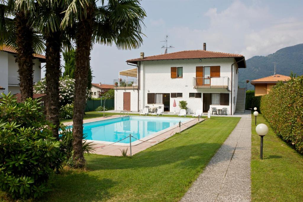 eine Villa mit einem Pool und einem Haus in der Unterkunft Casa Augusta in Maccagno Inferiore
