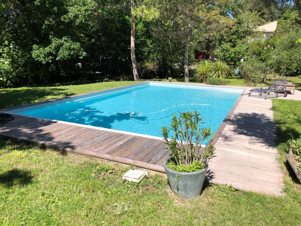 Studio indépendant dans propriété campagne Aixoise terrasse et piscine période estivale