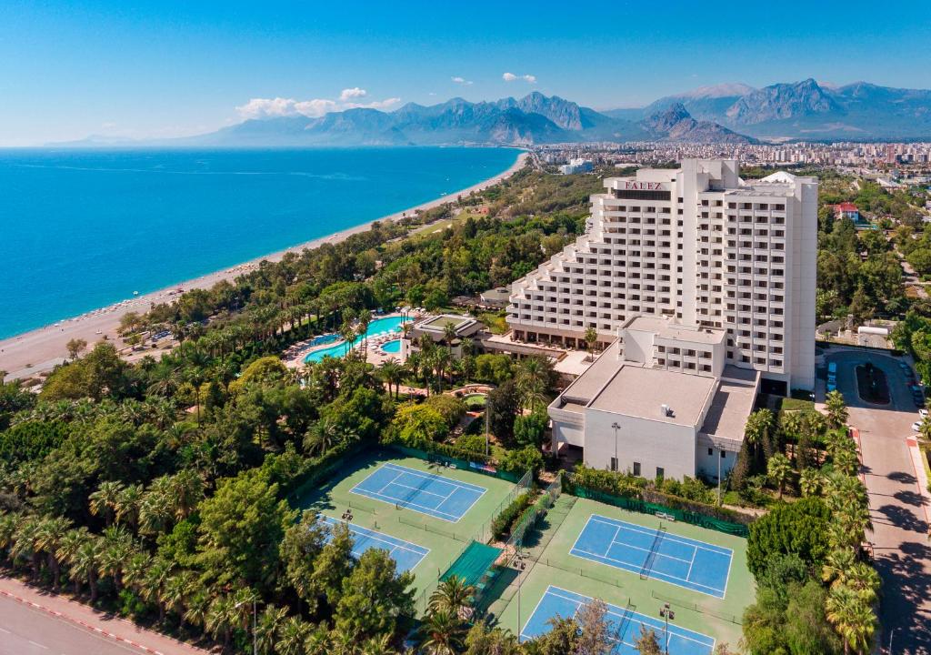 安塔利亚奥兹肯玛克法莱酒店的享有度假村的空中景致,设有网球场