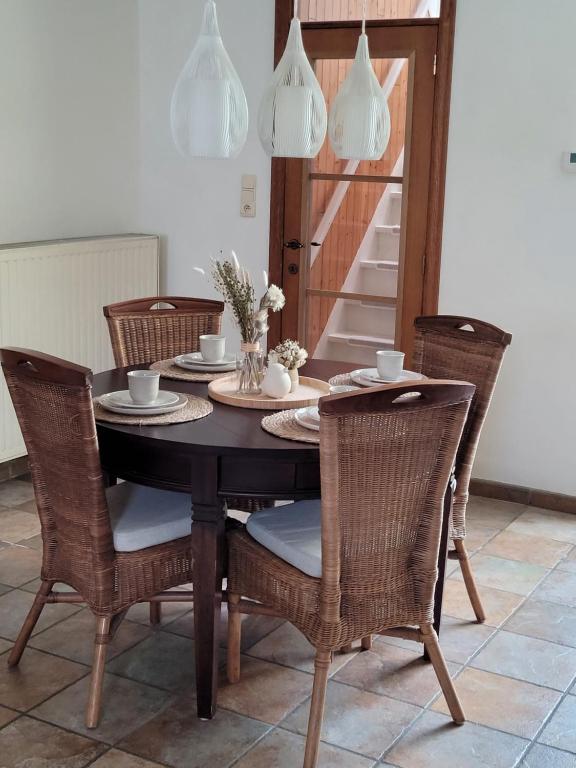 ein Esszimmer mit einem schwarzen Tisch und Stühlen in der Unterkunft Flo house in Diksmuide