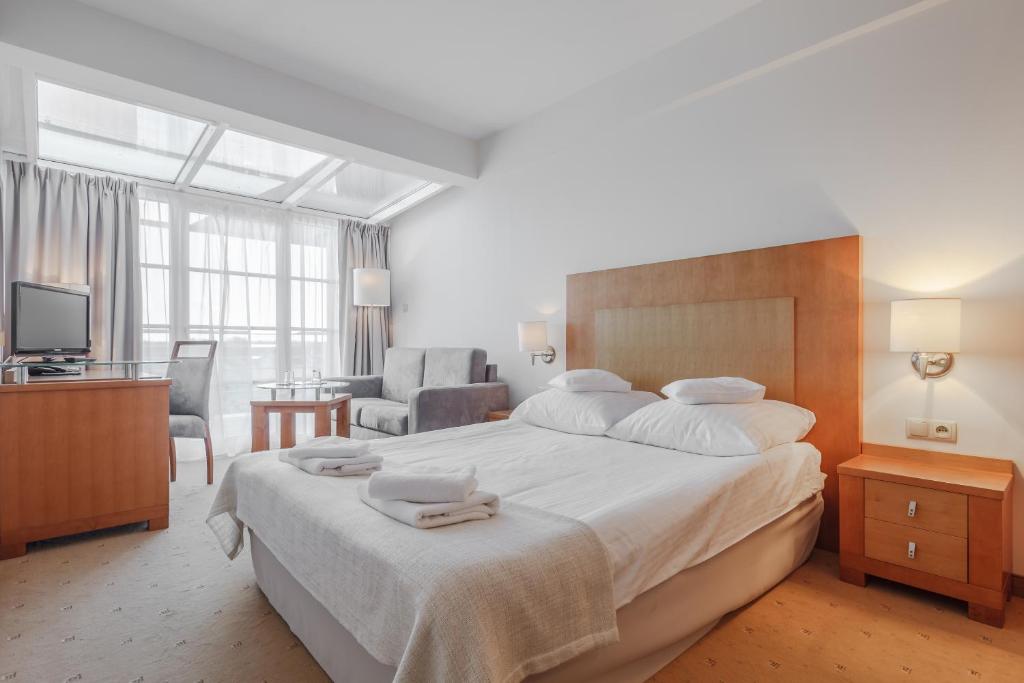Postel nebo postele na pokoji v ubytování Hotel Edison Poznań Lotnisko Ławica