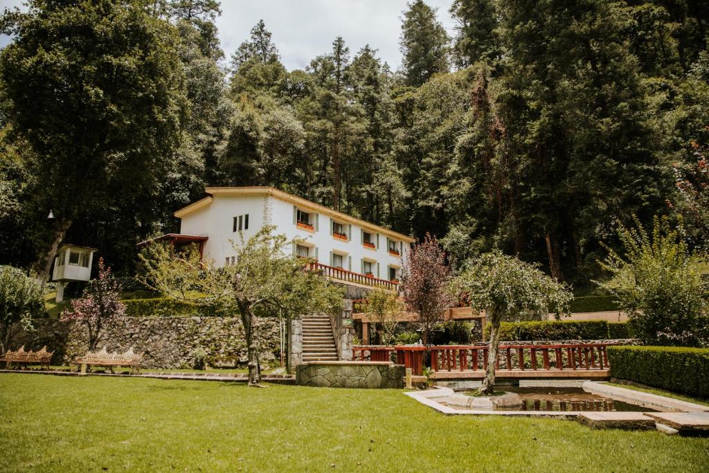 ein Haus mitten in einem Hof in der Unterkunft Hotel El Paraiso in Mineral del Chico