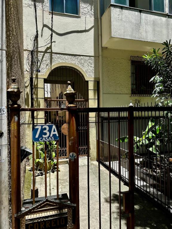 a gate with a sign in front of a building at Casa Selarón - Lapa centro in Rio de Janeiro