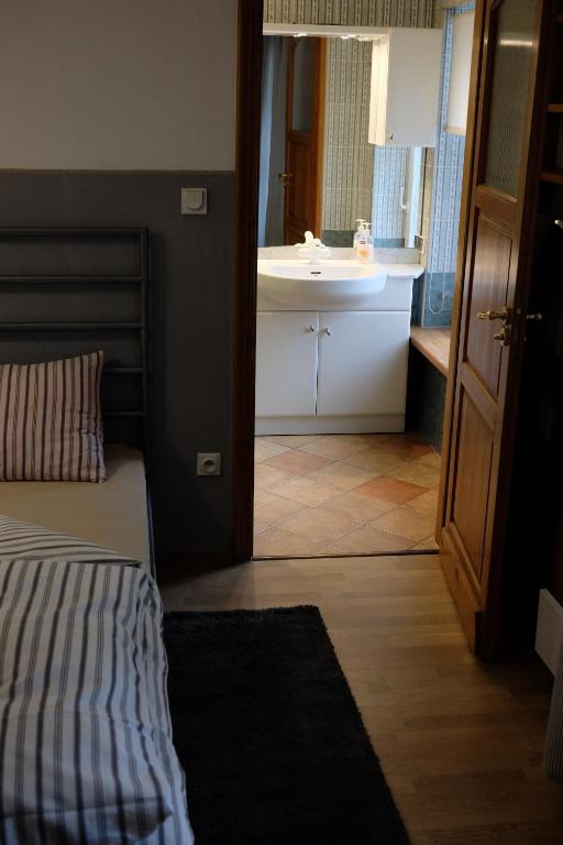 Academus Pub & Guest House - 12