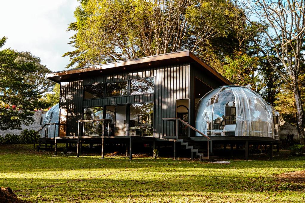 a small house with a glass dome on the grass at AMANI Casa Suite in San Rafael