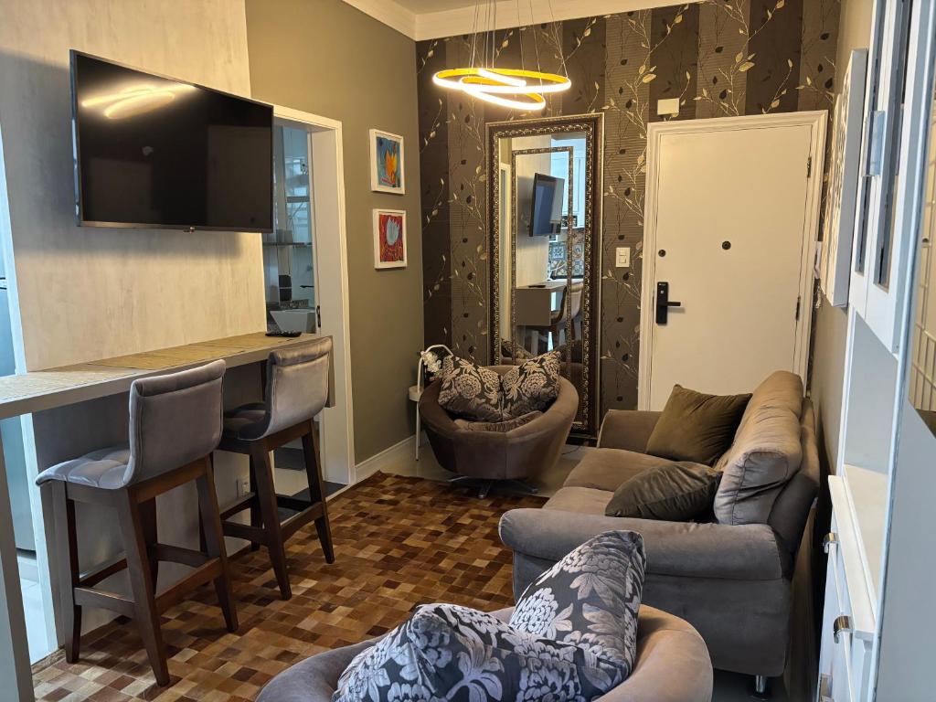a living room with a couch and a bar at Apto 2 dorm - Requinte- Santos in Santos
