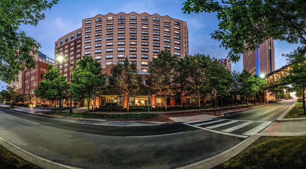 an empty street in front of a tall building at Sonesta Columbus Downtown in Columbus