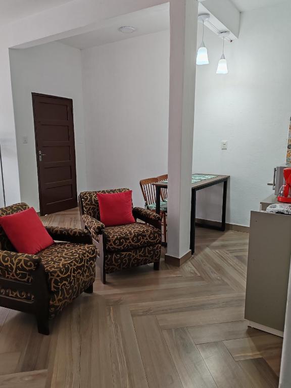 ein Wohnzimmer mit zwei Stühlen und einem Tisch in der Unterkunft Tajy Roga in Asunción