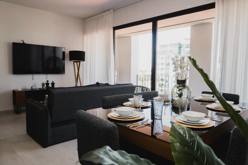 a living room with a table and a couch at Livet Ottawa 802 in Guadalajara
