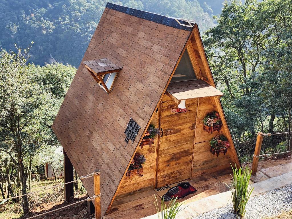a small house with a roof on top of it at DM El Refugio SG Af3 in Pinal de Amoles