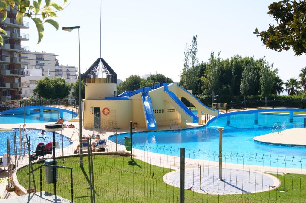 Bazén v ubytování Apartamentos DC II nebo v jeho okolí