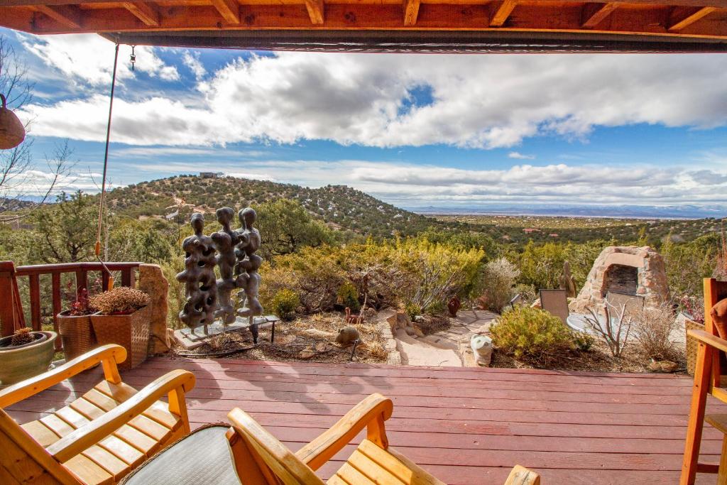 Sunlit Hills Art and Views, 3 Bedrooms, Sleeps 6, Hot Tub, Volleyball, WiFi - Housity
