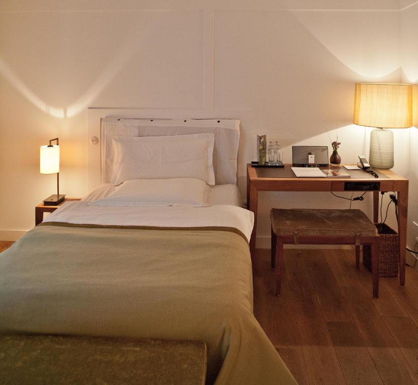Postel nebo postele na pokoji v ubytování Louis Hotel