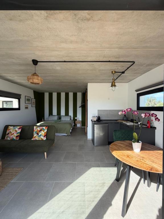 a living room with a couch and a table at Casa Bela in Villaverde
