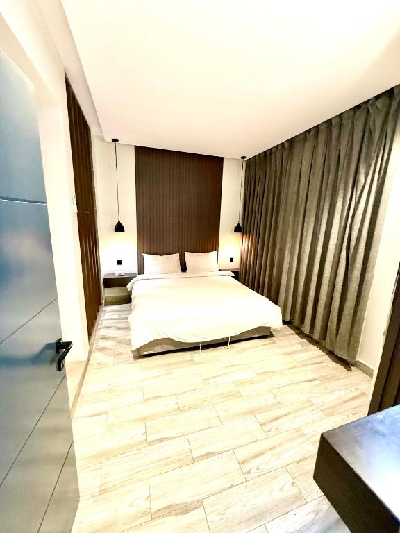 a bedroom with a bed and a tiled floor at شاليهات سمو بارك 2 in Taif