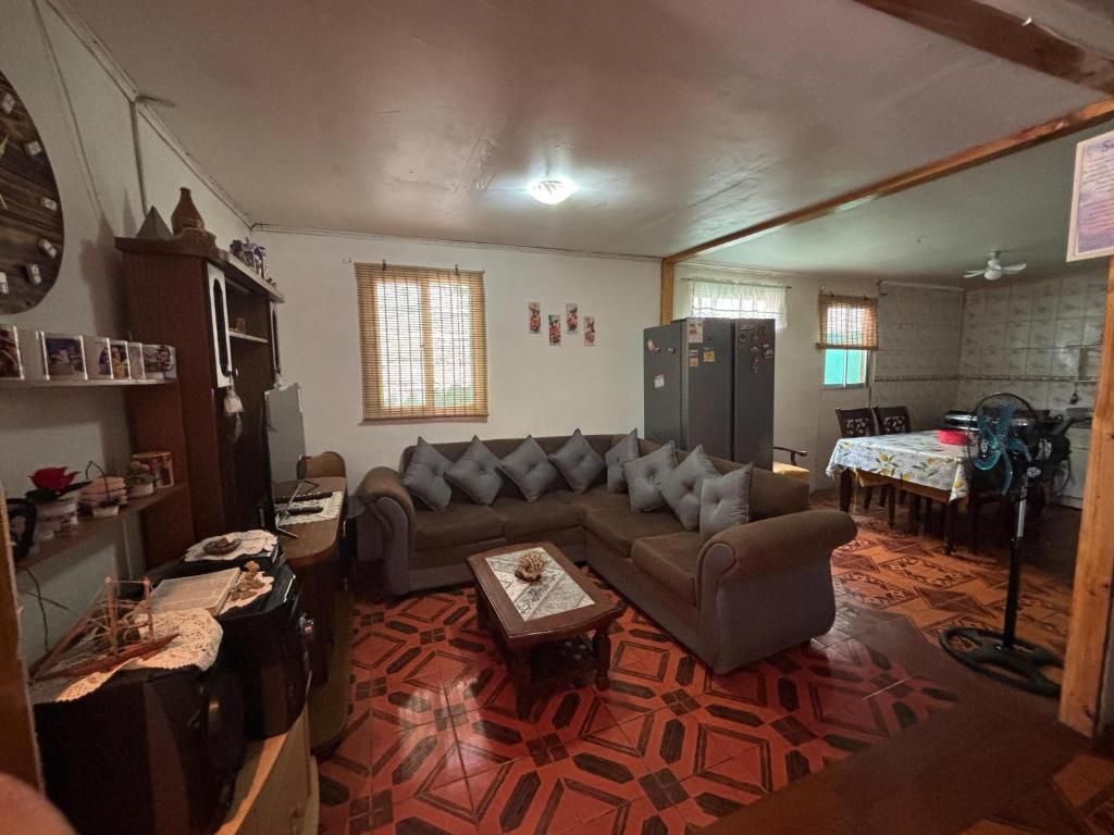 a living room with a couch and a table at Refugio Costero in Caldera