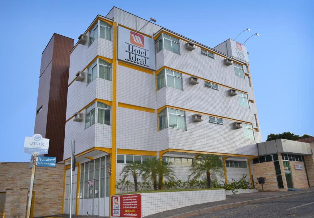 un hotel con un cartel en el lateral de un edificio en Hotel Ideal en Teresina